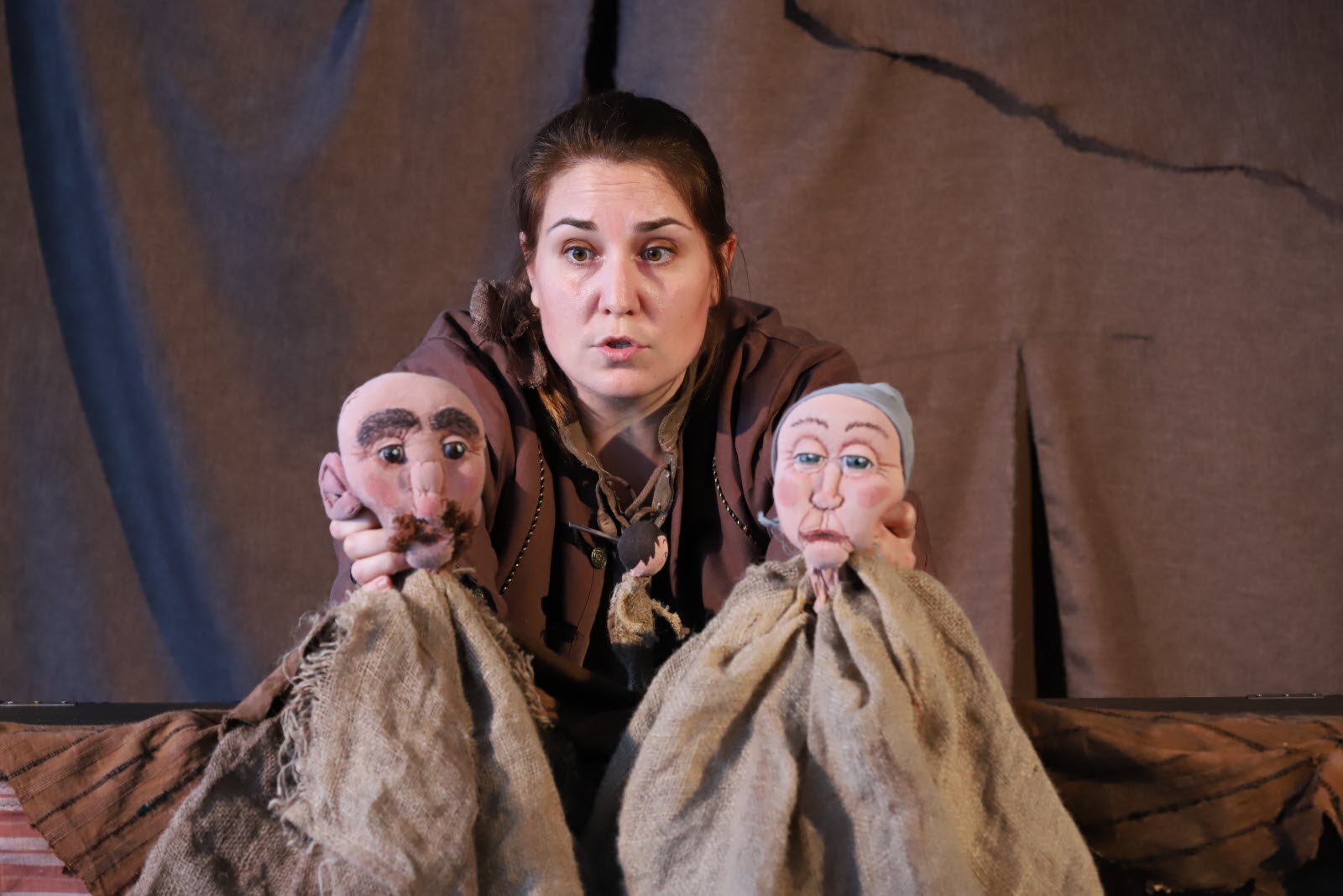 margot-lyonnet-thomas-donne-vie-aux-personnages-du-populaire-conte-de-la-tradition-orale-a-travers-de-jolies-marionnettes-ici-les-parents-de-poucet-photo-vm-1621591431